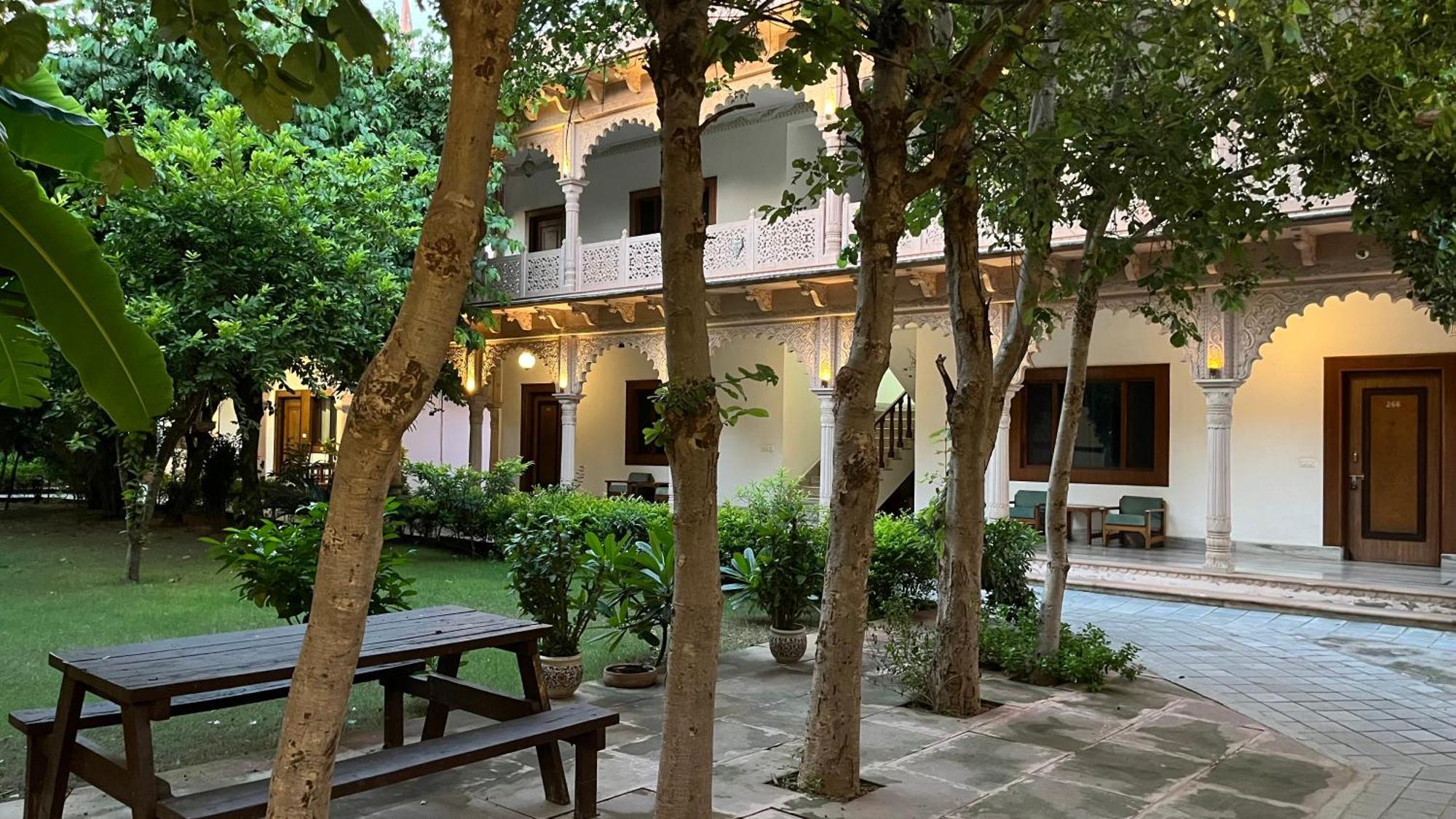 Hotel Sunbird Bharatpur Zewnętrze zdjęcie